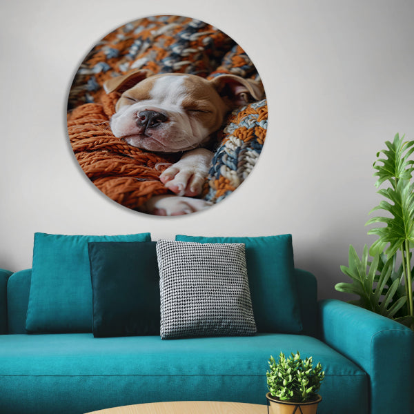 Bulldog Puppy Slaapt in Warme Deken aluminium muurcirkel