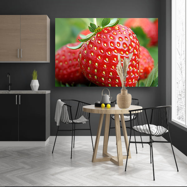Rijpe rode aardbei met frisgroene bladeren canvas