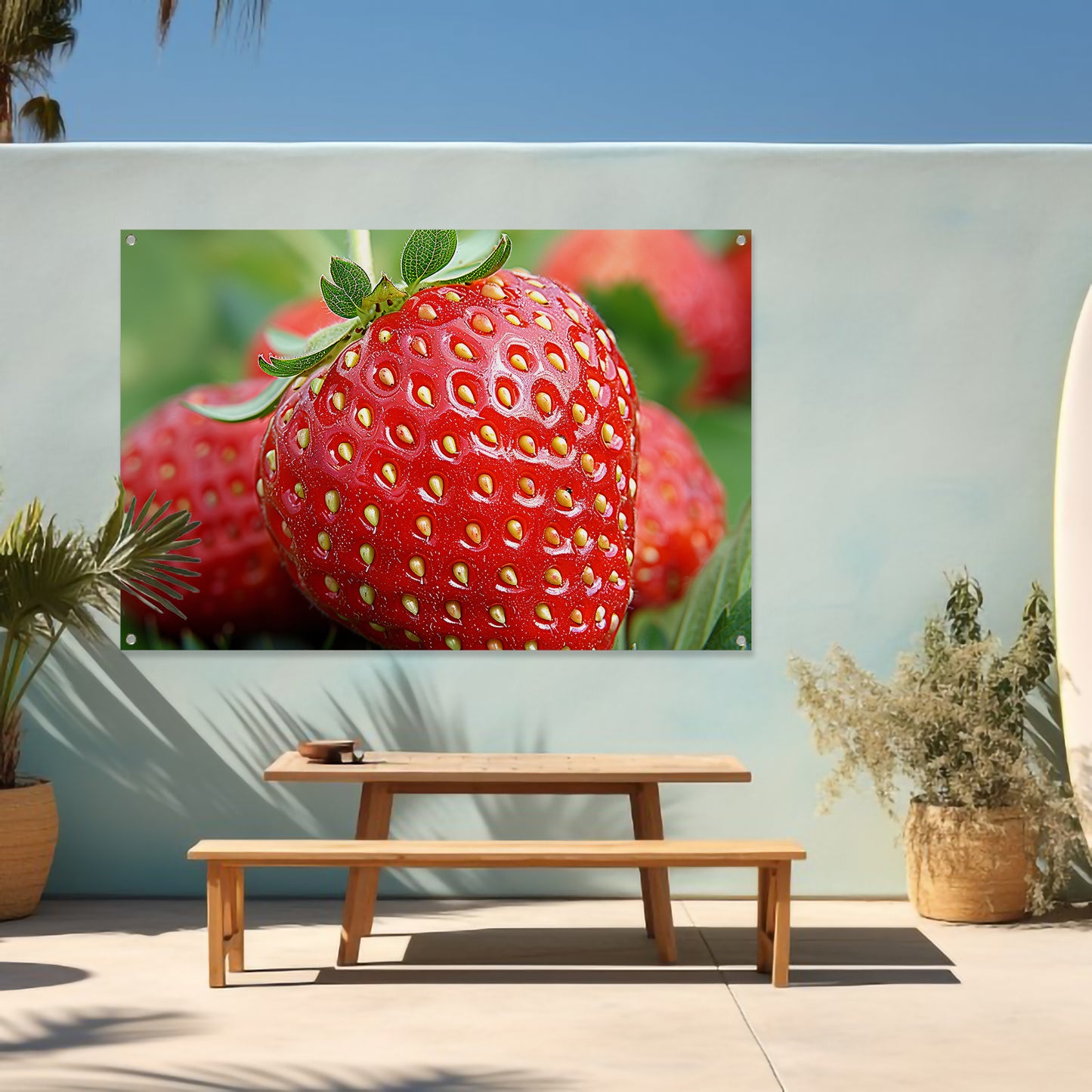 Rijpe rode aardbei met frisgroene bladeren tuinposter