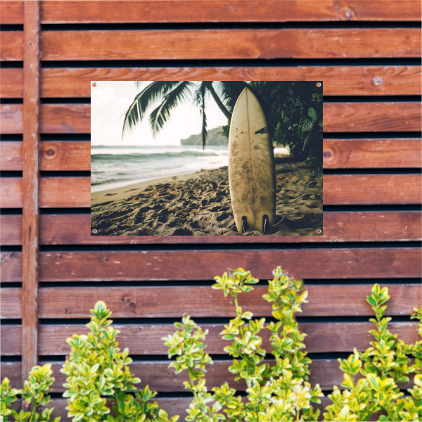 Tropisch strand met wachtend surfboard tuinposter
