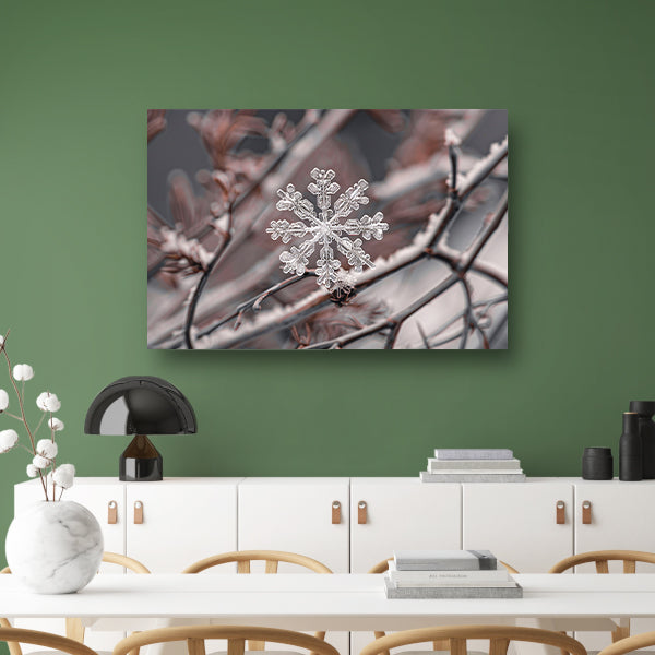 Gedetailleerde macrofoto van sneeuwvlok op takken canvas