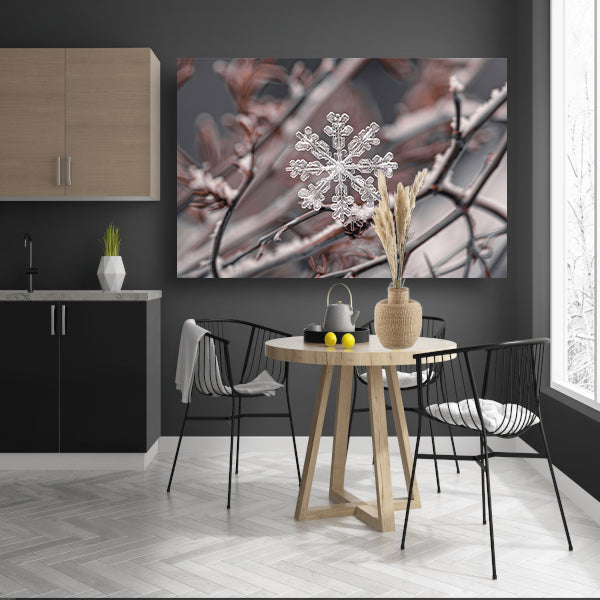 Gedetailleerde macrofoto van sneeuwvlok op takken canvas