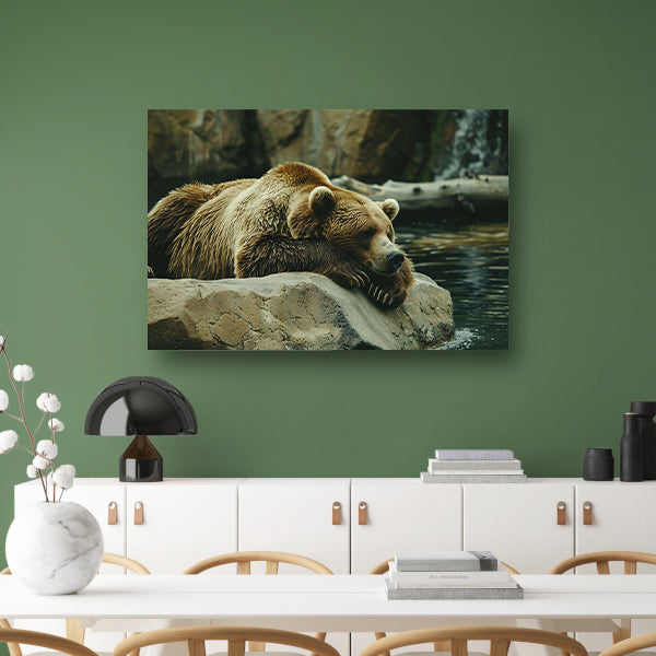 Rustende beer aan het water poster