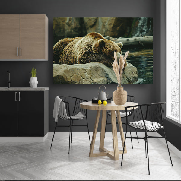 Rustende beer aan het water poster