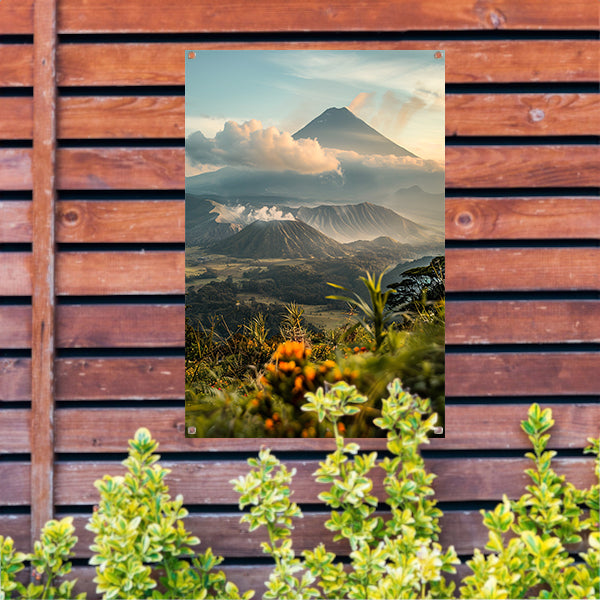 Vulkanisch landschap met bloemen bij zonsopgang tuinposter