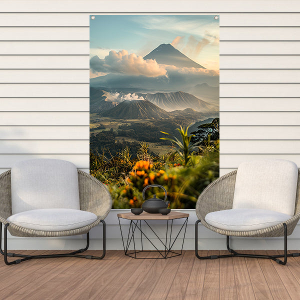 Vulkanisch landschap met bloemen bij zonsopgang tuinposter
