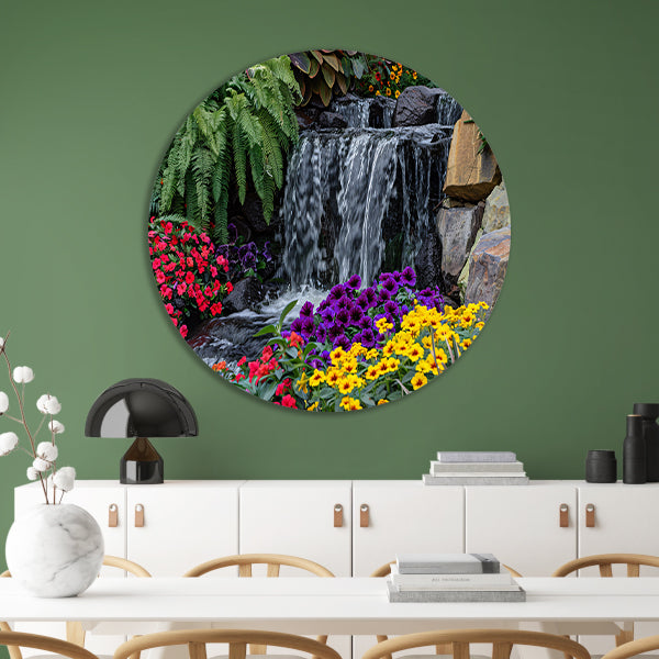 Kleurrijke tuin met bloemen en waterval aluminium muurcirkel