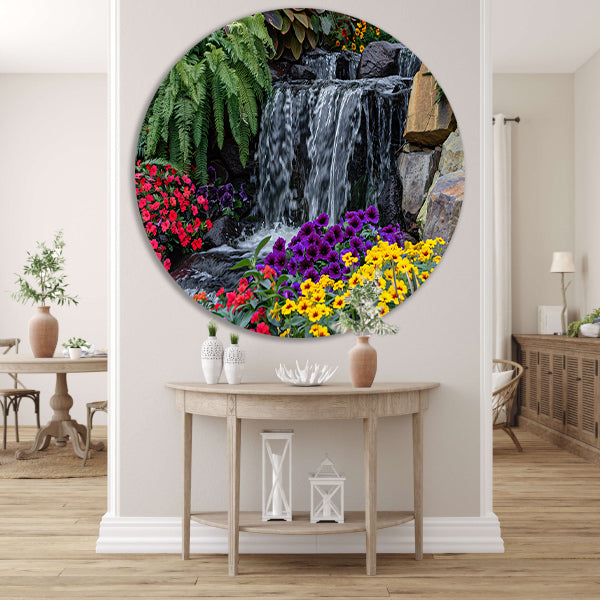 Kleurrijke tuin met bloemen en waterval aluminium muurcirkel