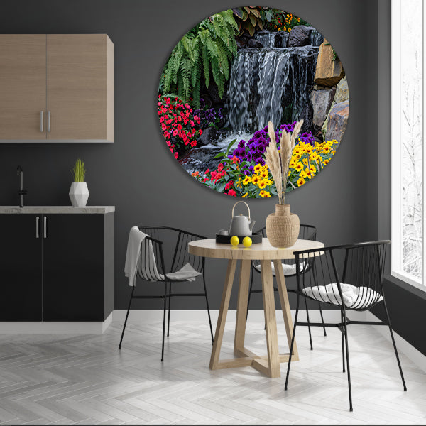 Kleurrijke tuin met bloemen en waterval aluminium muurcirkel