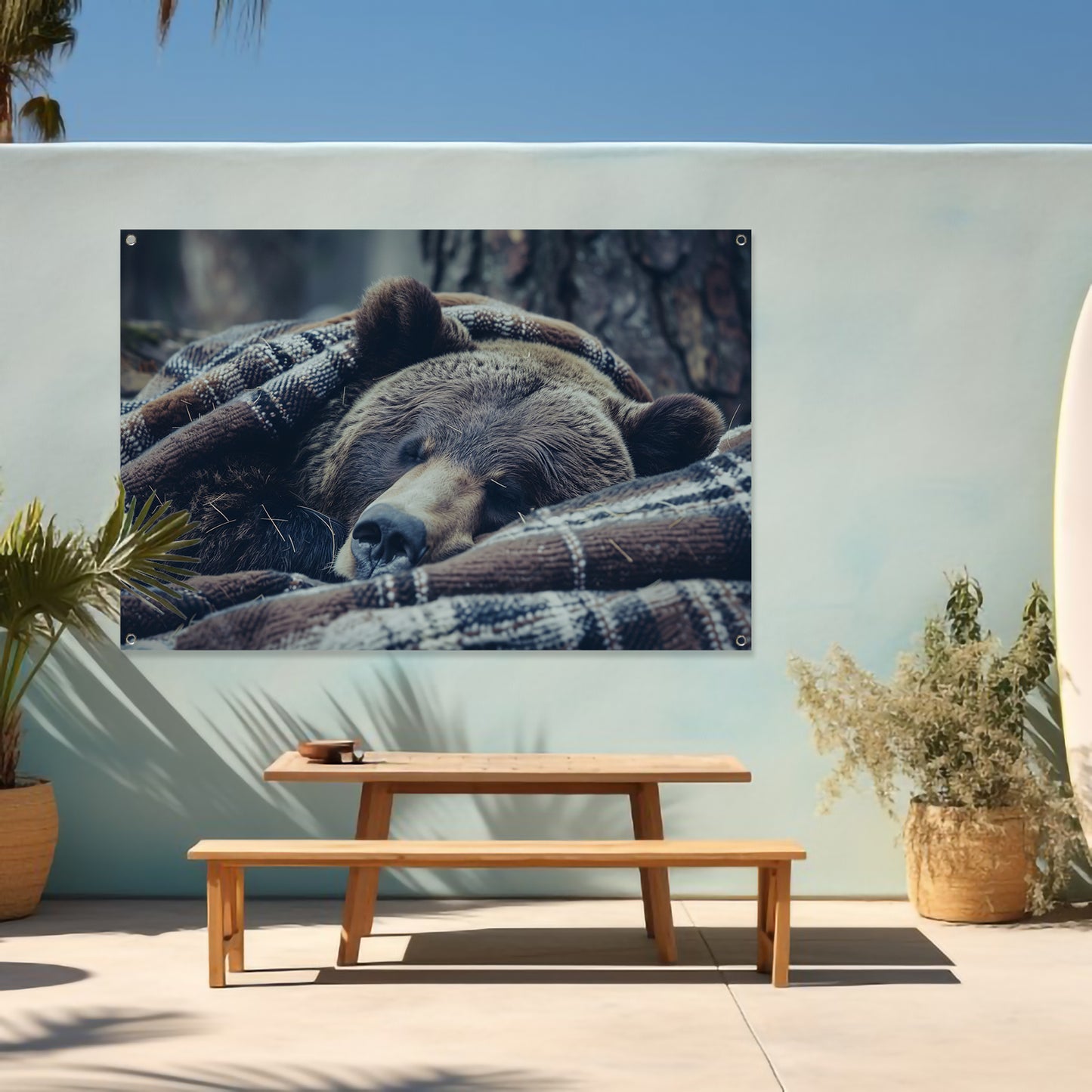 Slapende beer gewikkeld in geruite deken tuinposter