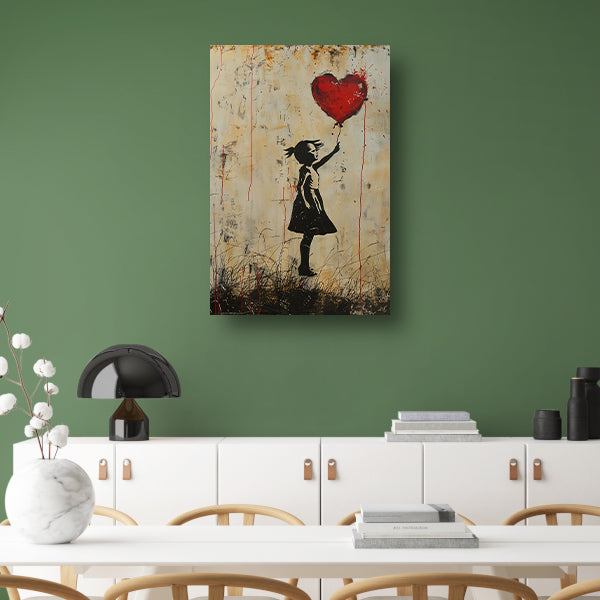 Jong meisje houdt een rood hartballon vast poster