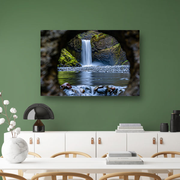 Waterval gezien door een natuurlijk sleutelgat poster