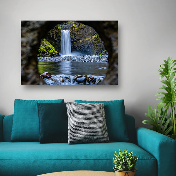 Waterval gezien door een natuurlijk sleutelgat poster