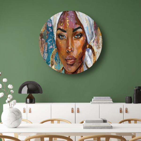 Afrikaanse vrouw met witte hoofddoek en gouden oorbellen aluminium muurcirkel