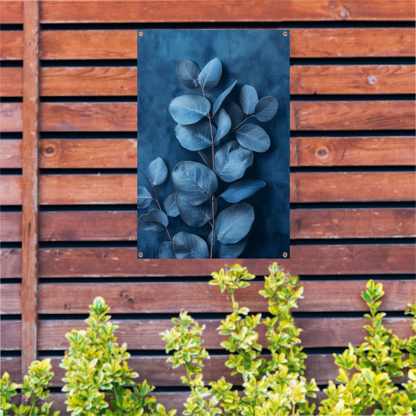 Minimalistische weergave van blauwe bladeren op een donkere achtergrond tuinposter