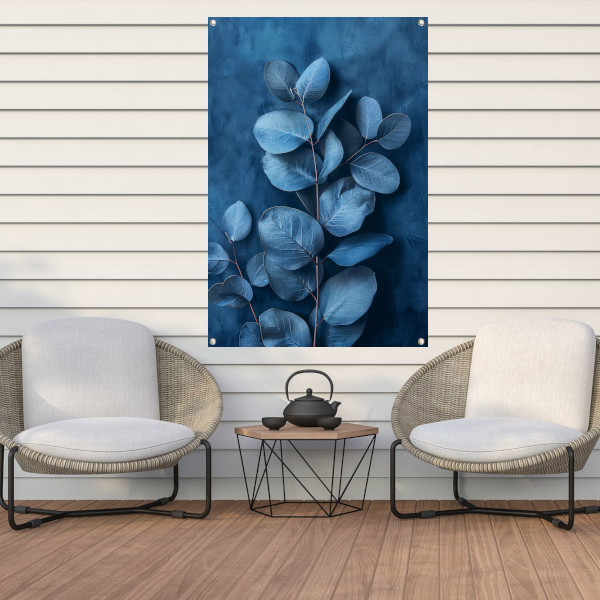 Minimalistische weergave van blauwe bladeren op een donkere achtergrond tuinposter