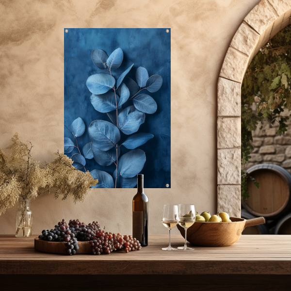 Minimalistische weergave van blauwe bladeren op een donkere achtergrond tuinposter