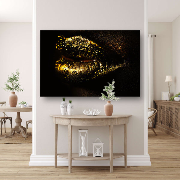 Gouden lippen glinsterend in het donker acrylglas