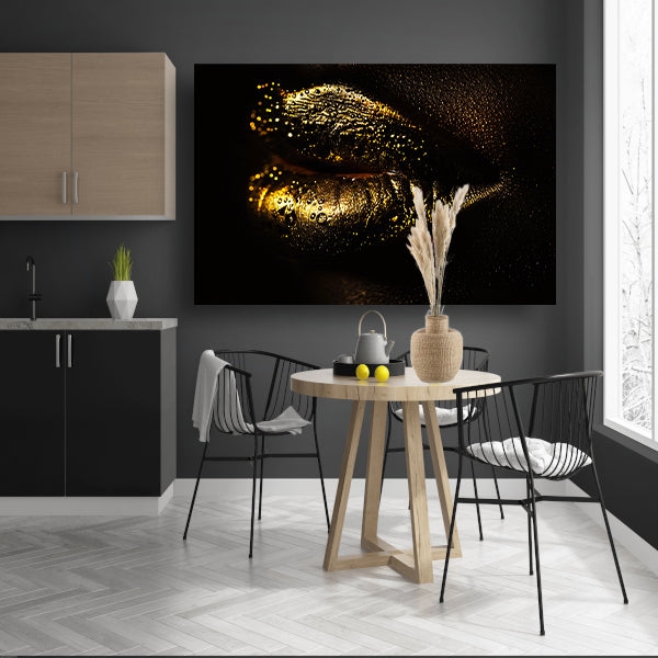 Gouden lippen glinsterend in het donker acrylglas
