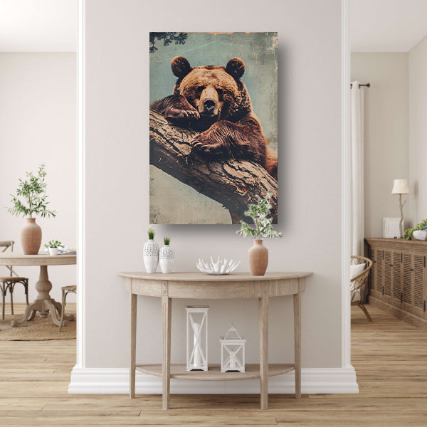Beer rustend op een boomstronk canvas