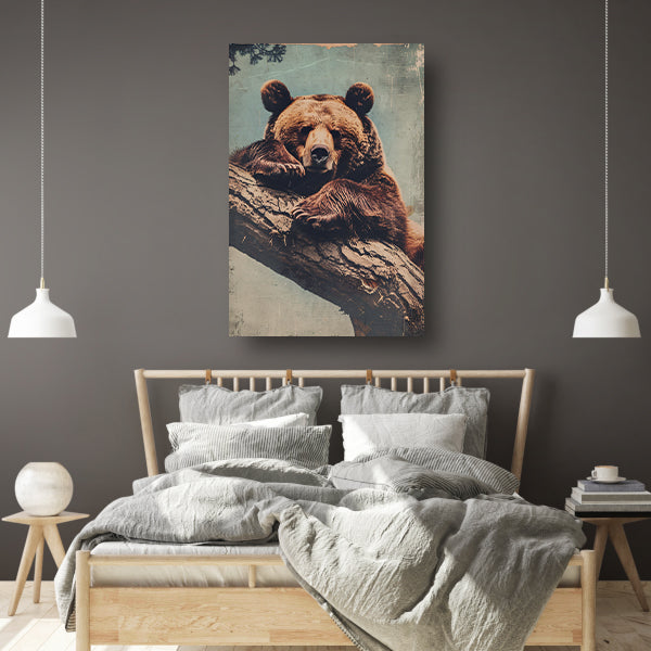 Beer rustend op een boomstronk canvas