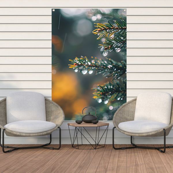 Regendruppels op Dennennaalden in Zachte Focus tuinposter