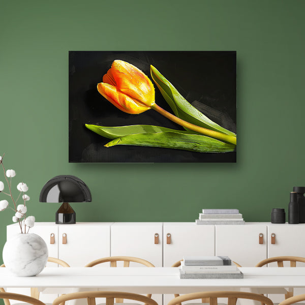 Gele tulp met waterdruppels op zwart canvas