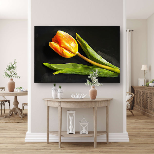 Gele tulp met waterdruppels op zwart canvas