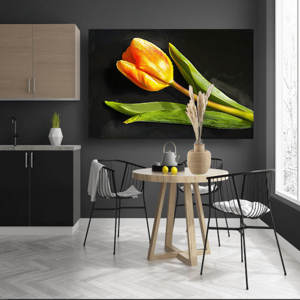 Gele tulp met waterdruppels op zwart canvas