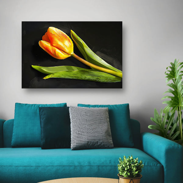 Gele tulp met waterdruppels op zwart canvas