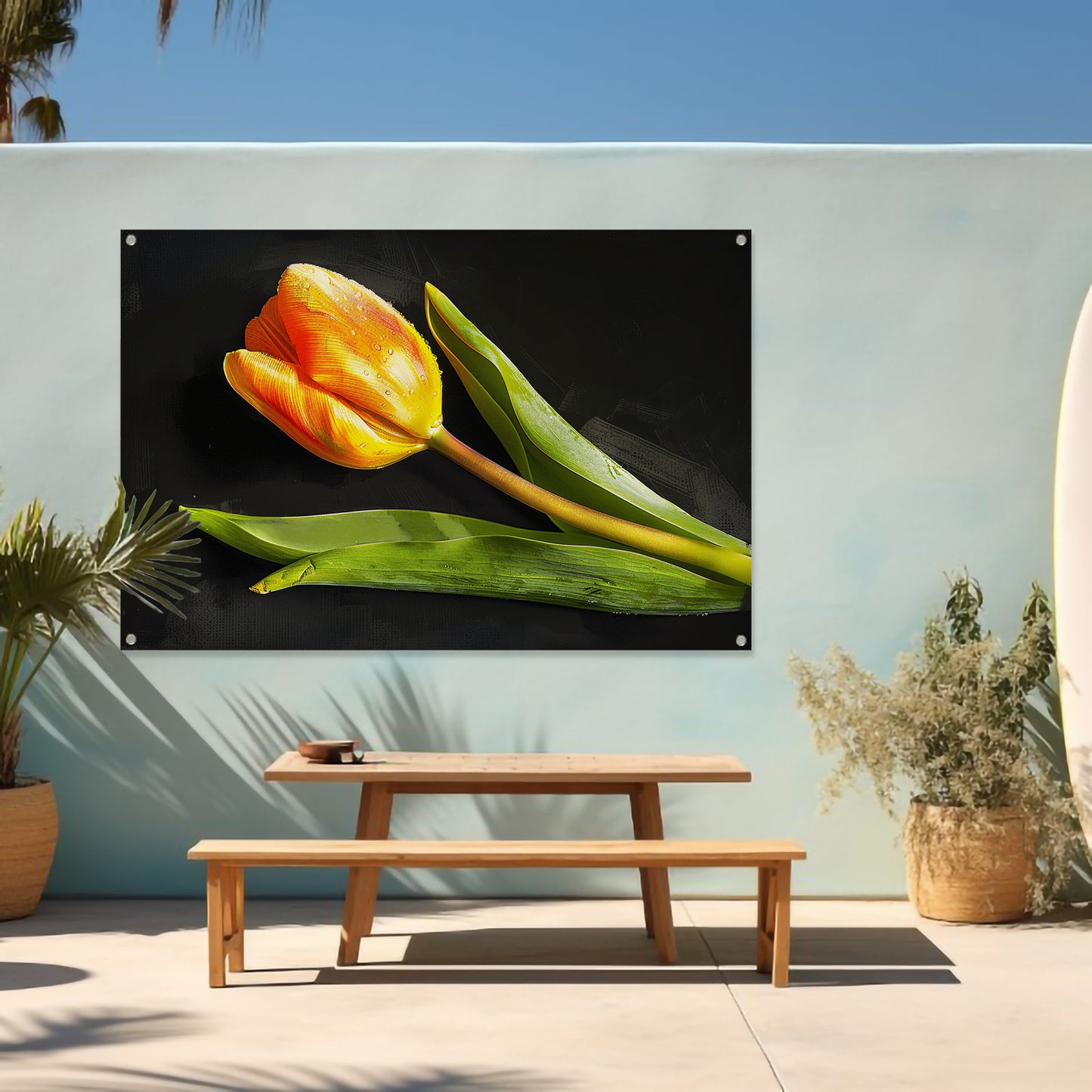Gele tulp met waterdruppels op zwart tuinposter