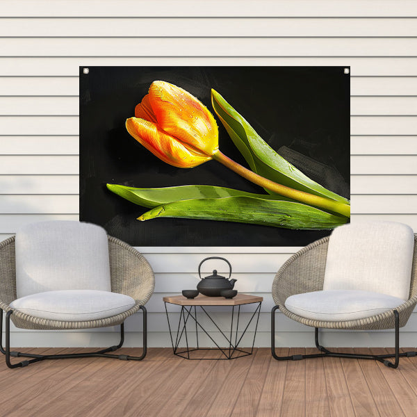 Gele tulp met waterdruppels op zwart tuinposter