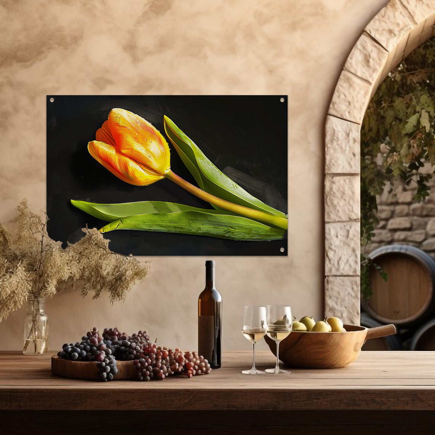 Gele tulp met waterdruppels op zwart tuinposter