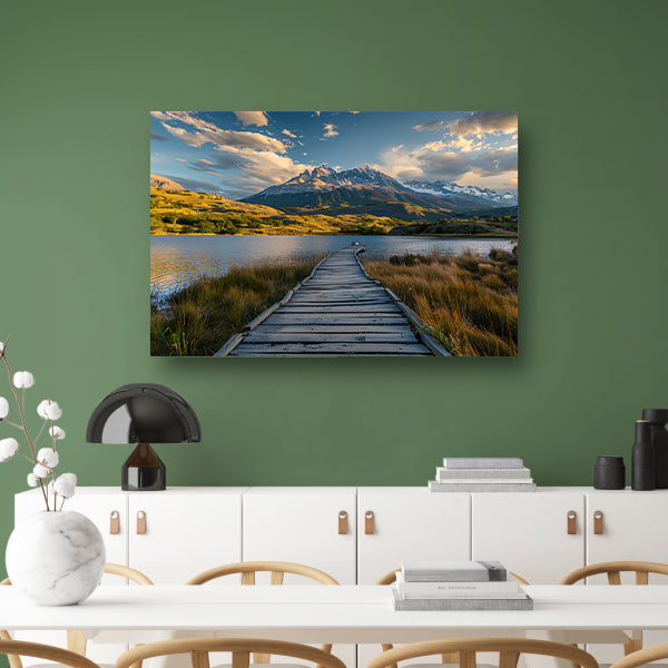 Houten pad naar bergen in schitterend landschap canvas