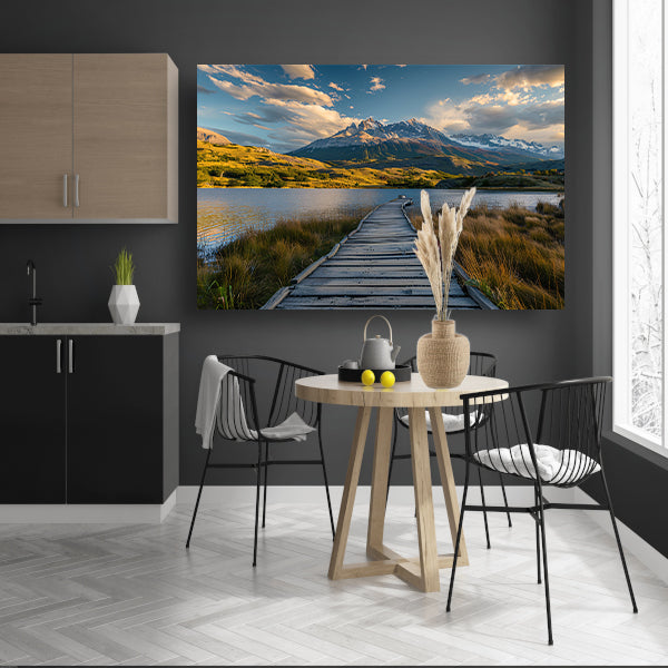 Houten pad naar bergen in schitterend landschap canvas