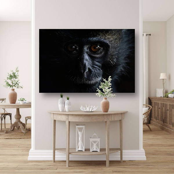 Doordringende Blik van een Aap in het Donker canvas met baklijst