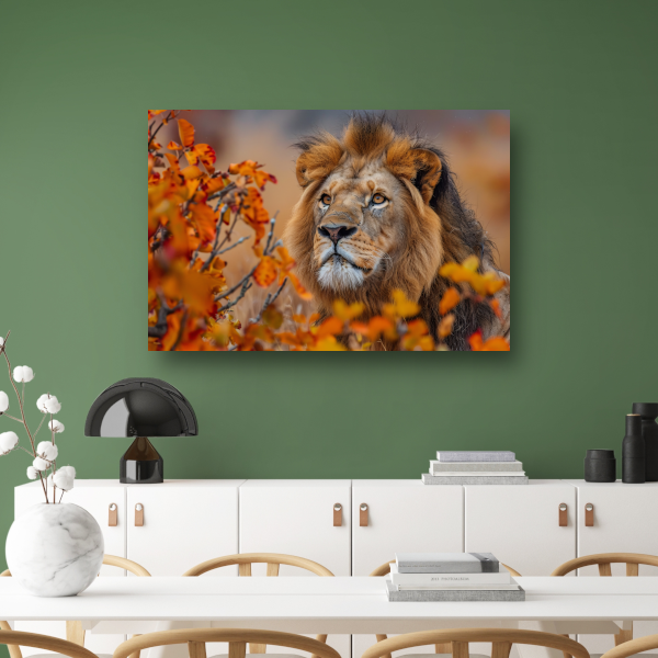 Leeuw in Herfstbladeren - Natuurs Koningschap canvas met baklijst
