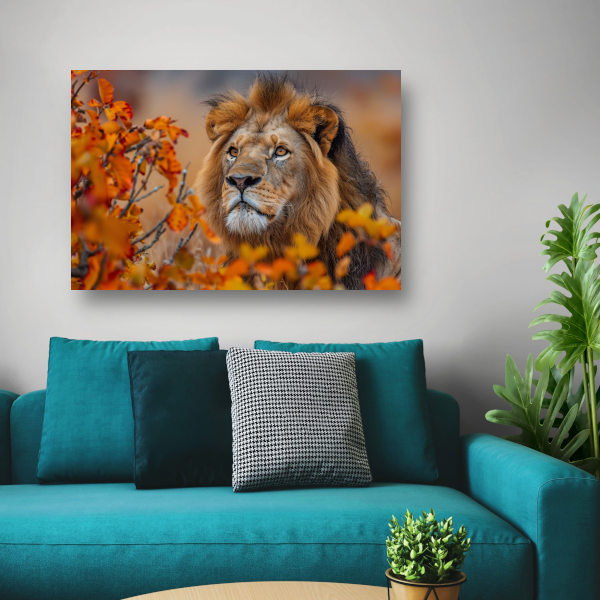 Leeuw in Herfstbladeren - Natuurs Koningschap canvas met baklijst