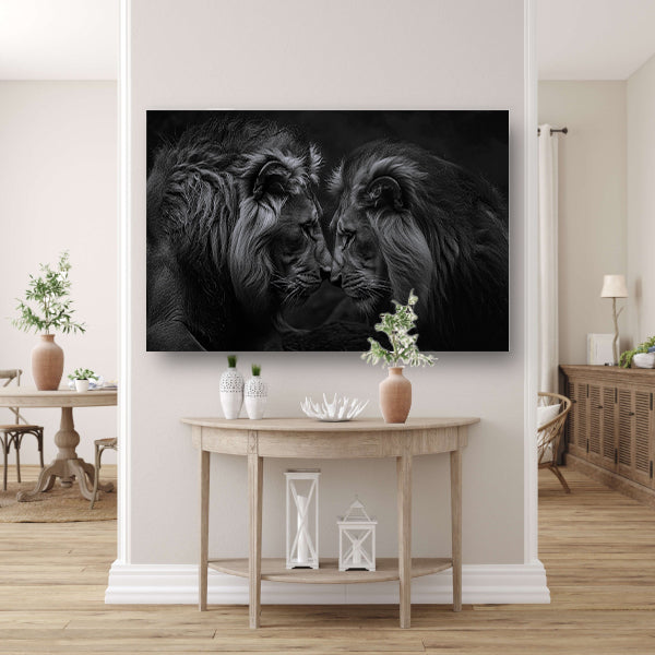 Twee leeuwen in een donkere omgeving canvas met baklijst