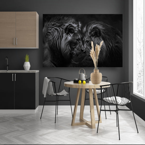 Twee leeuwen in een donkere omgeving canvas met baklijst