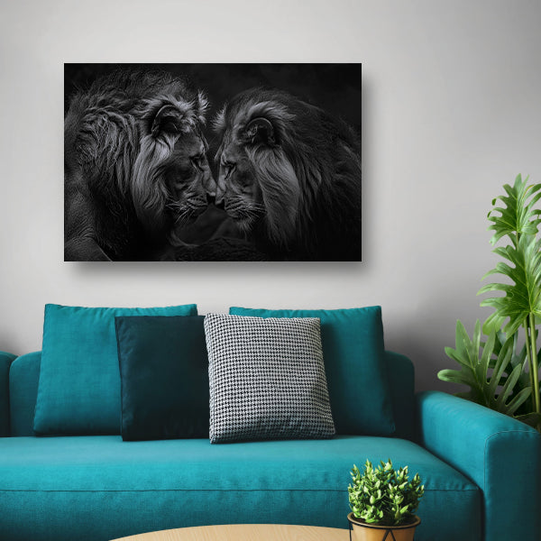 Twee leeuwen in een donkere omgeving canvas met baklijst