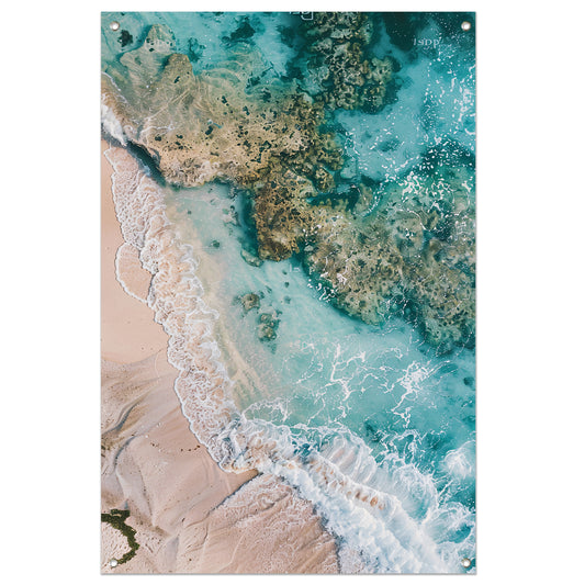 Luchtfoto van turquoise zee en strand tuinposter