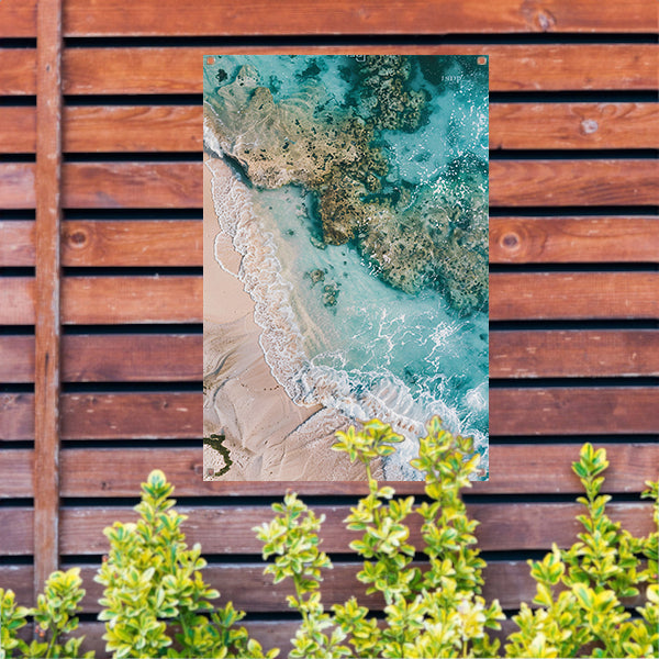 Luchtfoto van turquoise zee en strand tuinposter