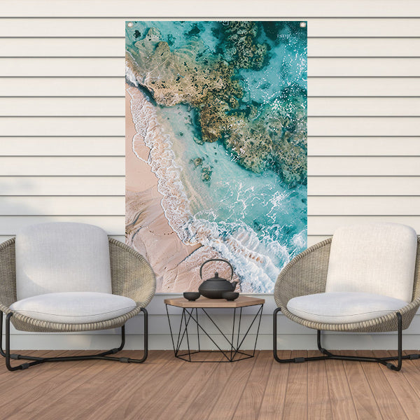 Luchtfoto van turquoise zee en strand tuinposter