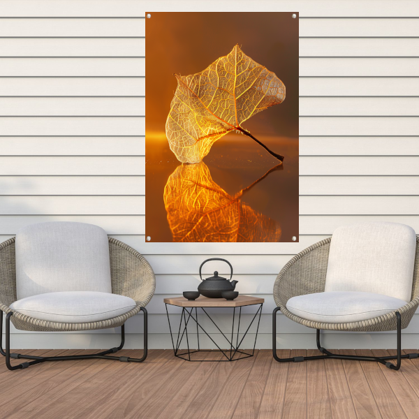 Gedetailleerde oranje blad met gouden reflectie tuinposter