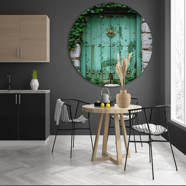 Verweerde groene deur met gouden accenten aluminium muurcirkel
