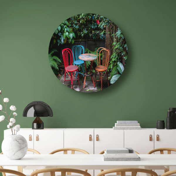 Minimalistische Eetkamer met Stoelen van Mondriaan aluminium muurcirkel