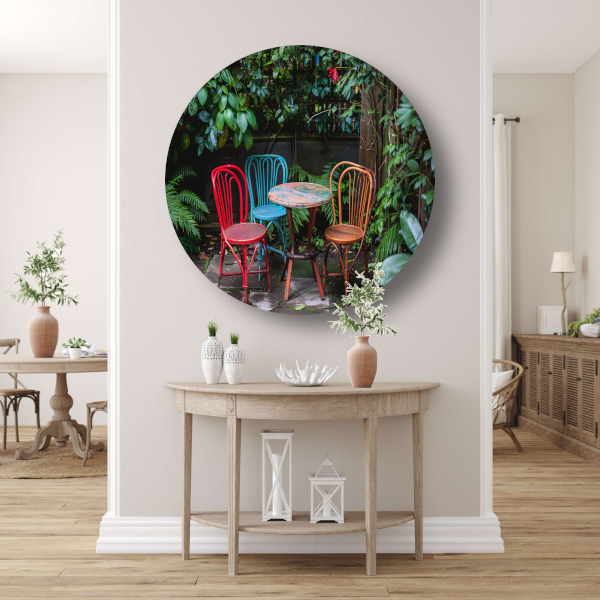 Minimalistische Eetkamer met Stoelen van Mondriaan aluminium muurcirkel
