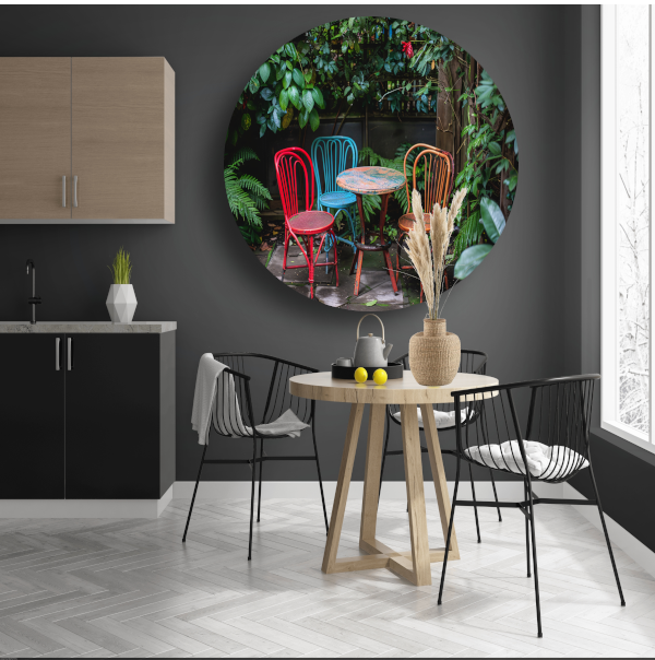 Minimalistische Eetkamer met Stoelen van Mondriaan aluminium muurcirkel