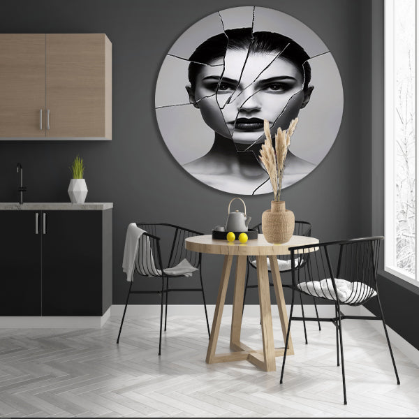 Gebroken gezicht in zwart-witcontrast aluminium muurcirkel
